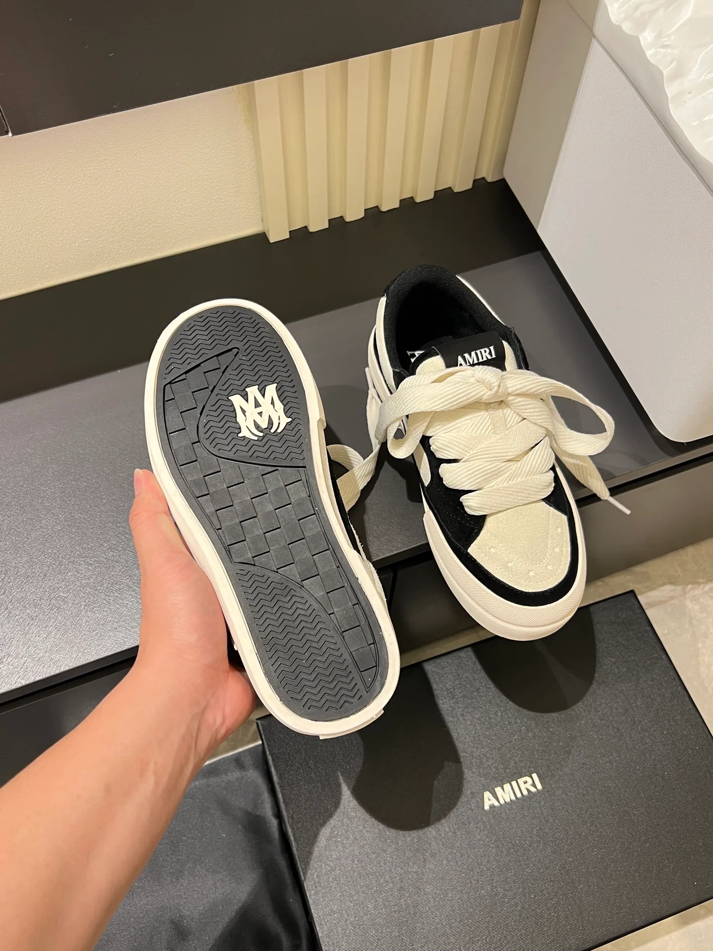 Men's shoes 💰p560 "AMIR*" new men's low-top casual sports sneakers bone shoes, another pair of irresistible bone shoes. Bone shoes are one of AMIRI's most popular items. Made of first-layer cowhide upper. The side bones are made of two cowhide laminations. It has a three-dimensional effect. The leather incisions are all oil-edged. Contrast color design. Simple style. Fashionable sports. Customized metal LOGO nameplate embellished with laces. Exclusive top-quality version. Supports contrast. Breathable mesh lining. The original rubber outsole is a must-have item for daily leisure. It is suitable for various occasions. If you pursue high quality, check it out. It is super cool on the feet and comes with a full set of original packaging! Size: 39-45!